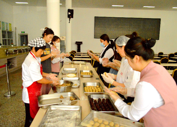 团圆迎中秋  巧手做月饼--汇通公司开展“我们的节日·中秋”主题活动